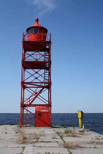 Oder estuary / Che&#322;minek
Beacon on Che&#322;minek. <p>Che&#322;minek (German Leitholm) is an uninhabitaded island in the Szczecin Lagoon, placed at the Oder estuary. The main shipping route through the lagoon runs west of it.  </p><p>Che&#322;minek is an artificial island formed in the second half of the 19th Century.</p><p>Sediment comes from the excavated shipping channel between Szczecin and &#346;winouj&#347;cie.</p><p>&nbsp;</p>
Ästuar/Lagune/Fjord, Bauwerke/Gebäude
Nardine Stybel