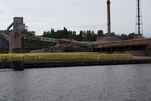 Oder estuary / Jezioro D&#261;bie
Ferilizer factory next to the water. <br />
Ästuar/Lagune/Fjord, Industrie/Verarbeitung/Produktion, Verschmutzung/Müll/Altlasten
Nardine Stybel